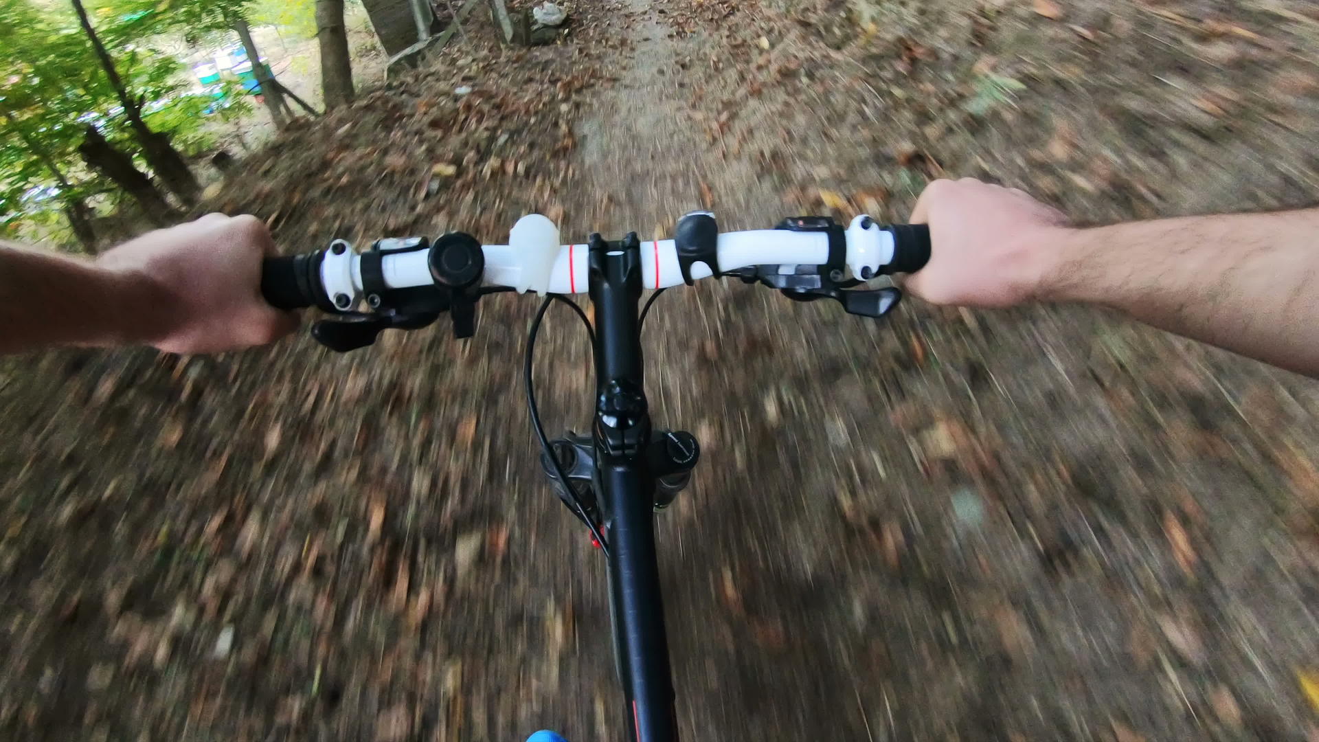 第一个视角是原始视角骑自行车下山在森林里骑摩托车视频的预览图