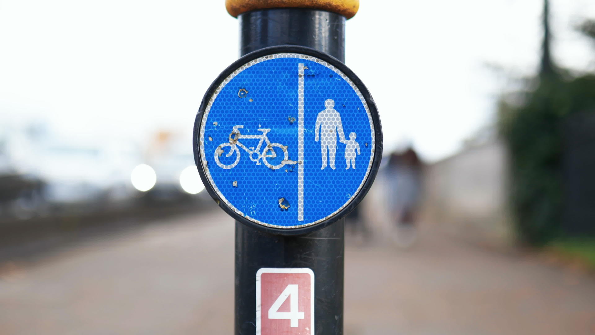 在行人和自行车道路的柱子上显示蓝色标志视频的预览图