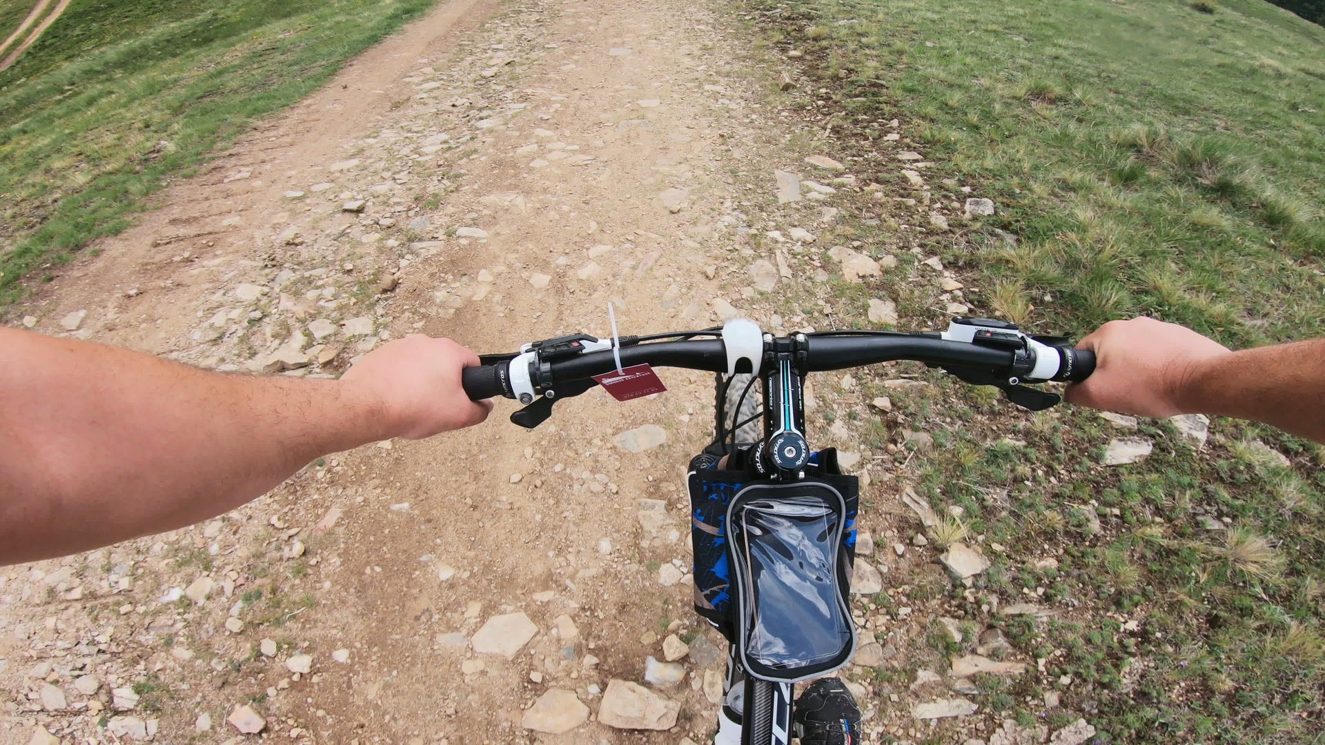 在山上骑自行车视频的预览图