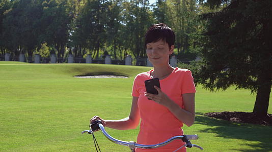 女性在户外使用智能手机视频的预览图