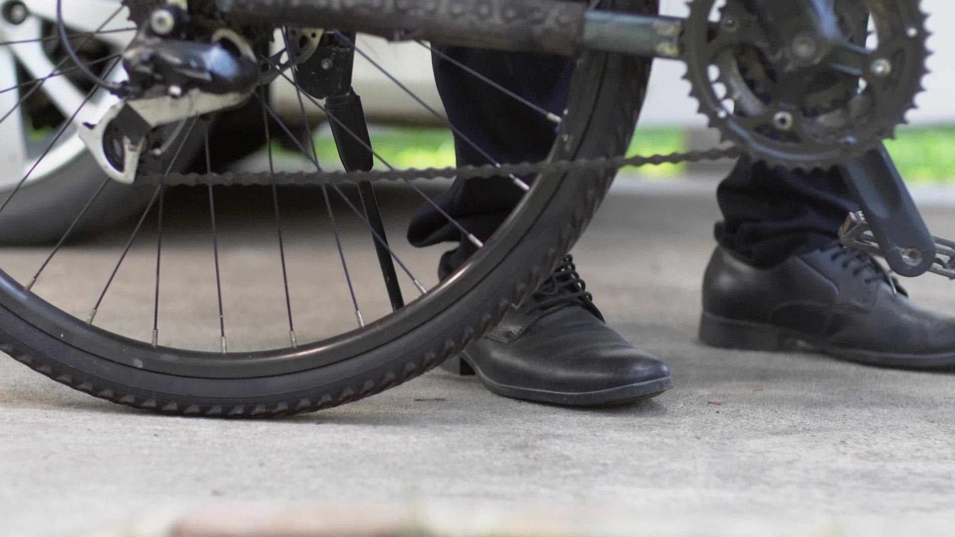 商人在城里免费骑车上班骑自行车视频的预览图
