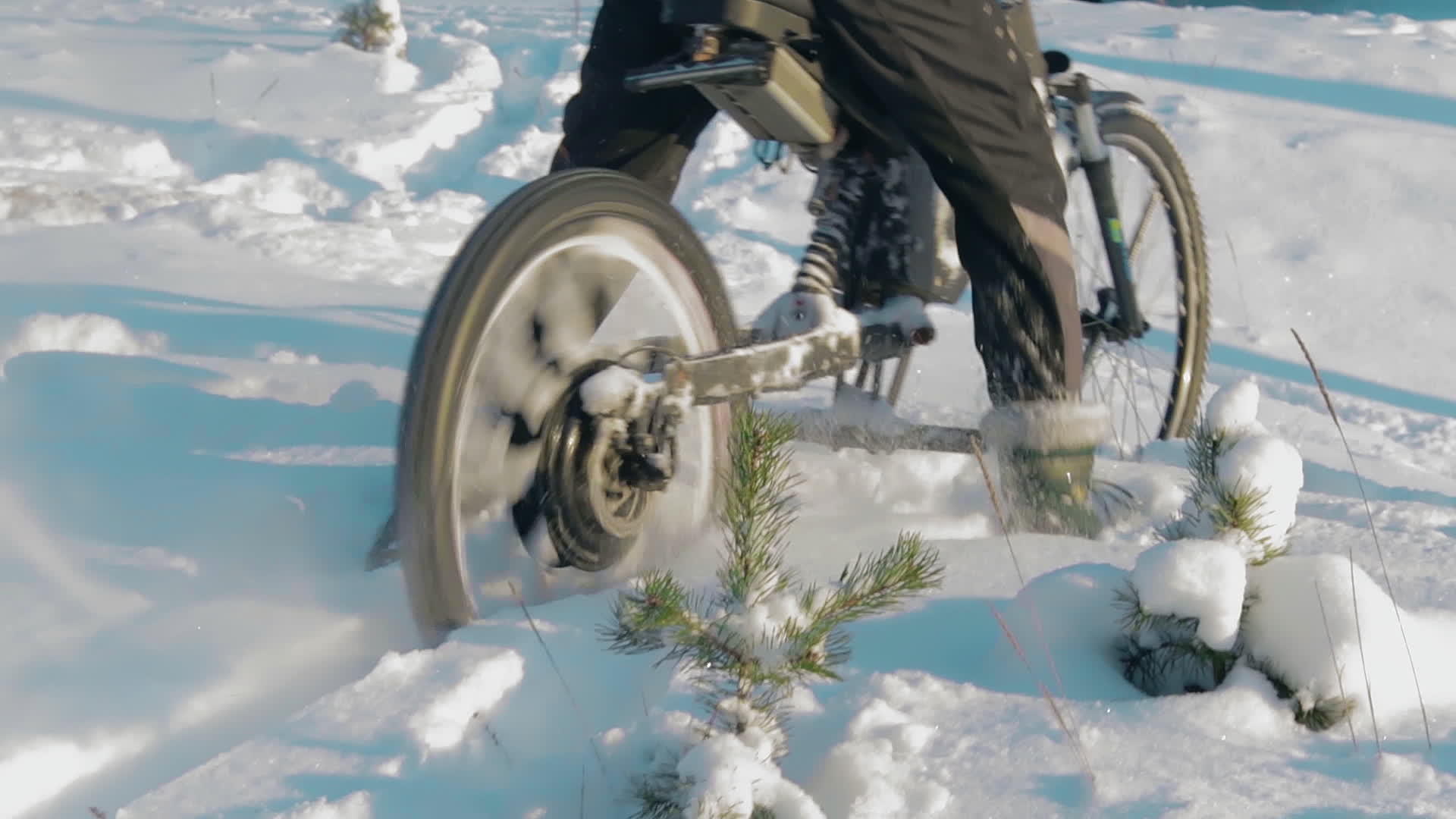在雪地里骑电动自行车视频的预览图
