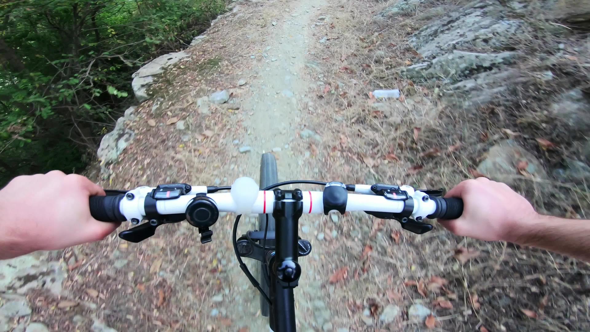 山地自行车快速运动下坡关于人和体育的概念视频的预览图