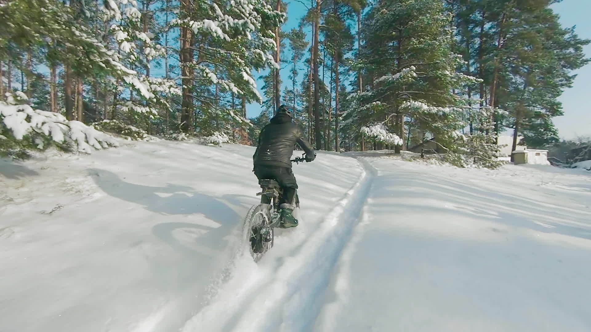 在雪地里骑电动自行车视频的预览图