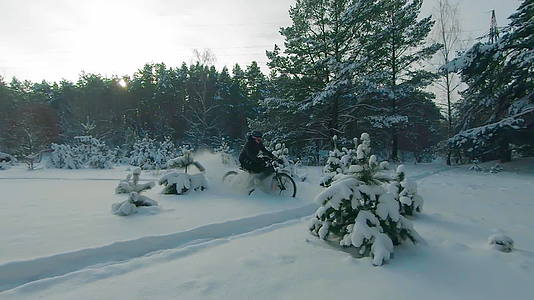 在雪地里骑电动自行车视频的预览图