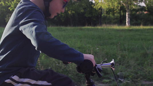 小男孩骑自行车按喇叭视频的预览图