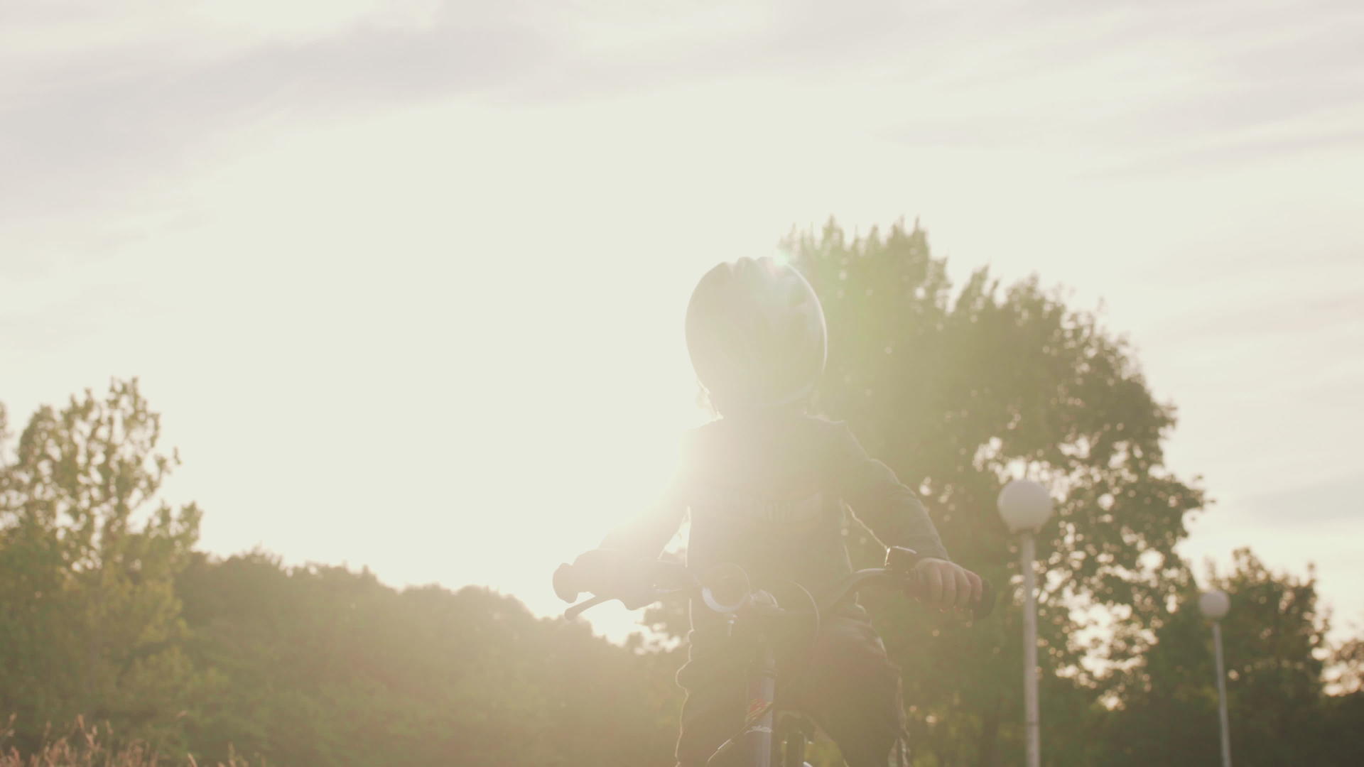 孩子们在阳光明媚的秋天骑自行车视频的预览图