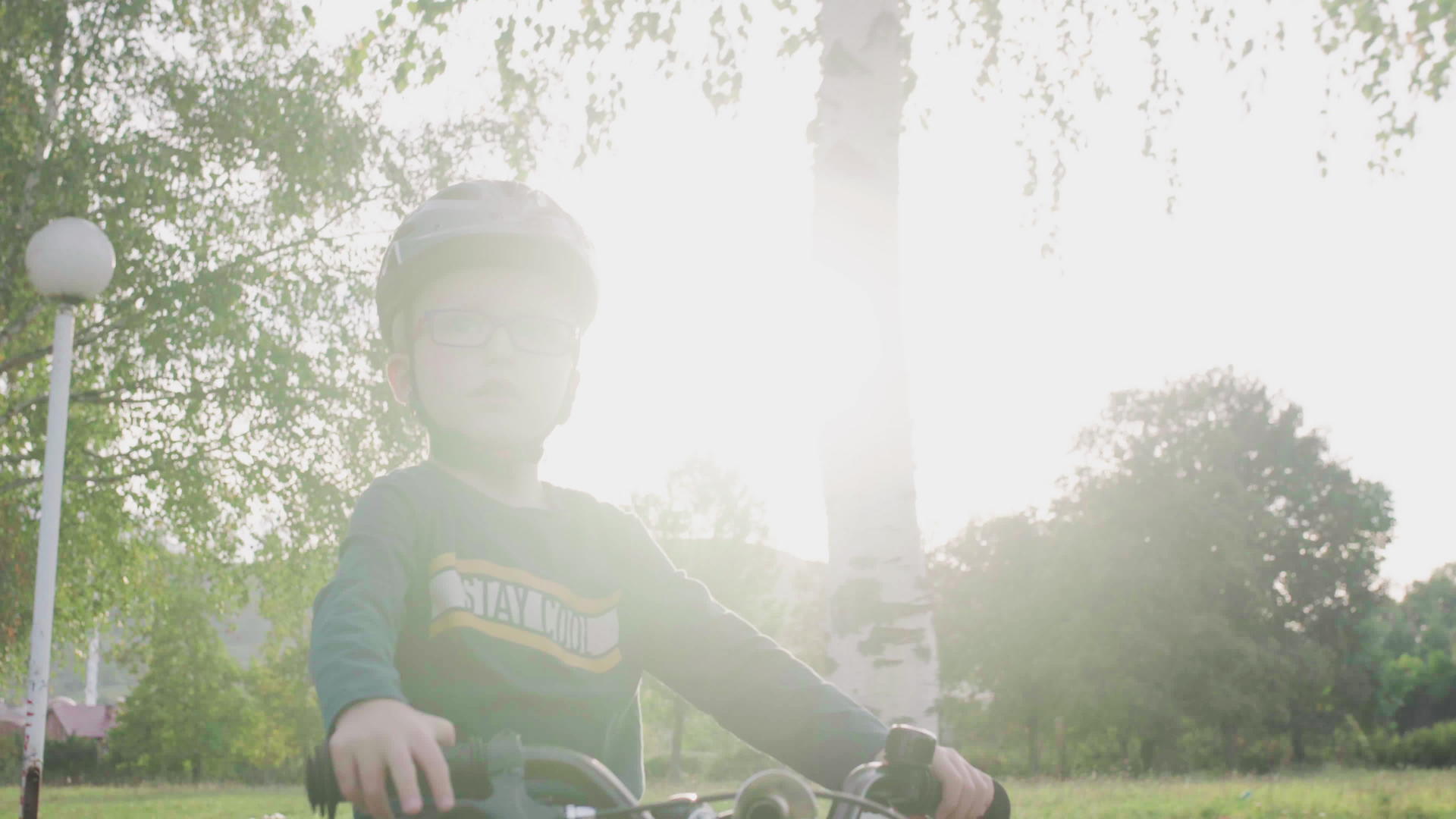 孩子们在阳光明媚的秋天骑自行车视频的预览图