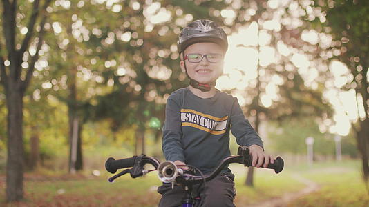 一个四岁男孩骑自行车的肖像视频的预览图