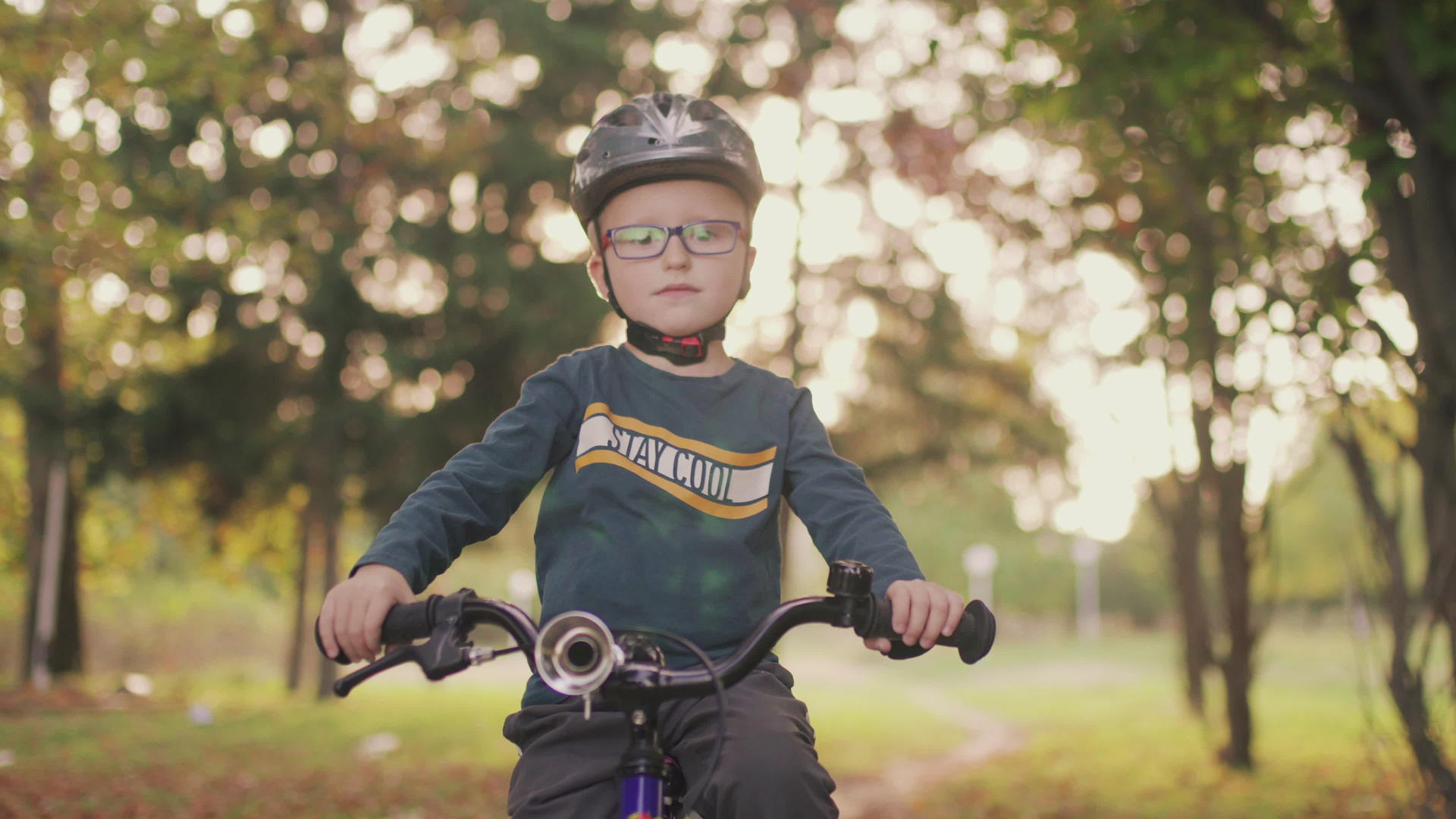 一个四岁男孩骑自行车的肖像视频的预览图