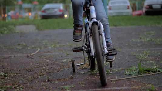 儿童在户外积极休闲和骑自行车视频的预览图