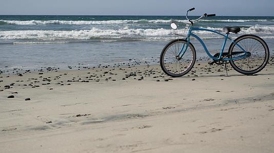 自行车巡洋舰自行车由海洋海滩加州海岸美国夏季视频的预览图