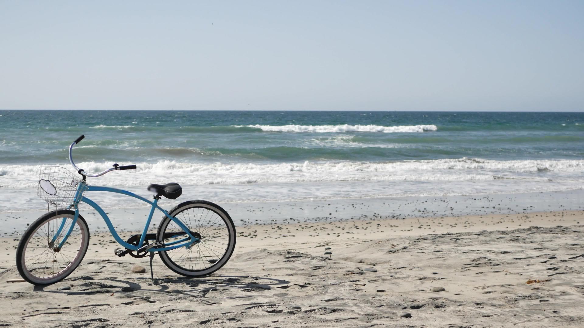 自行车巡洋舰自行车由海洋海滩加州海岸美国夏季视频的预览图