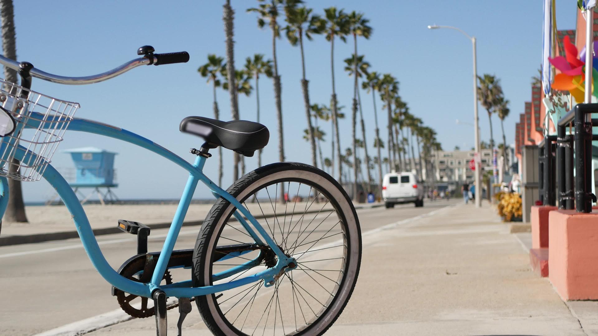自行车巡洋舰自行车来自加利福尼亚海岸的海洋海滩视频的预览图