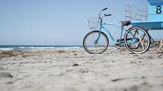 加里弗尼亚海岸夏季海岸救生塔的周期性车轮视频的预览图