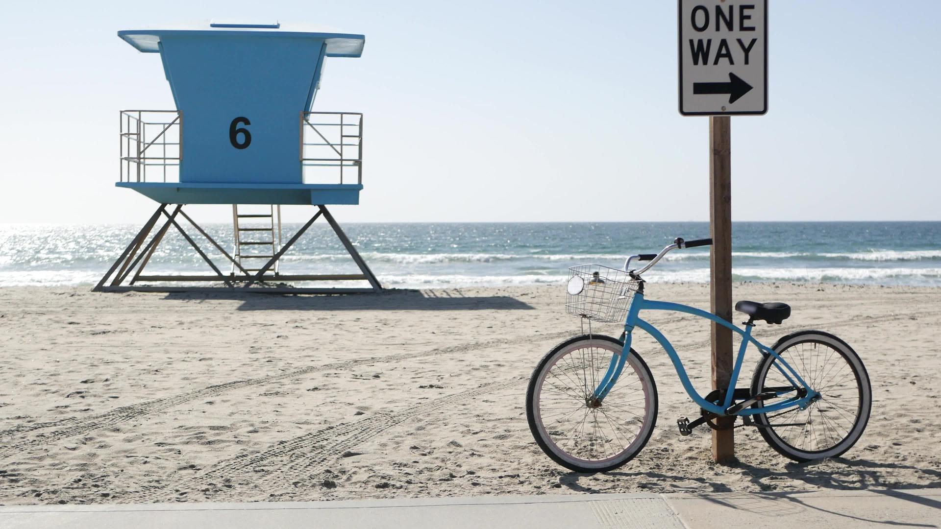自行车巡洋舰自行车来自加利福尼亚海岸的海洋海滩视频的预览图