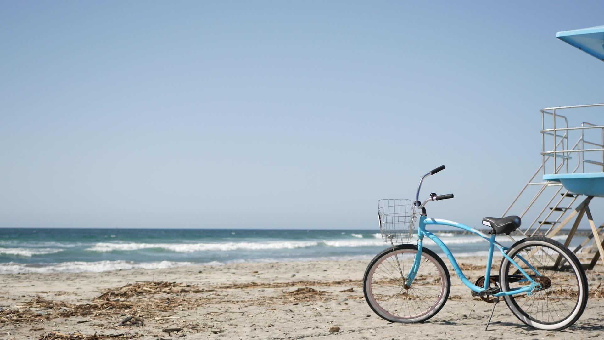 加里弗尼亚海岸夏季海岸救生塔的周期性车轮视频的预览图