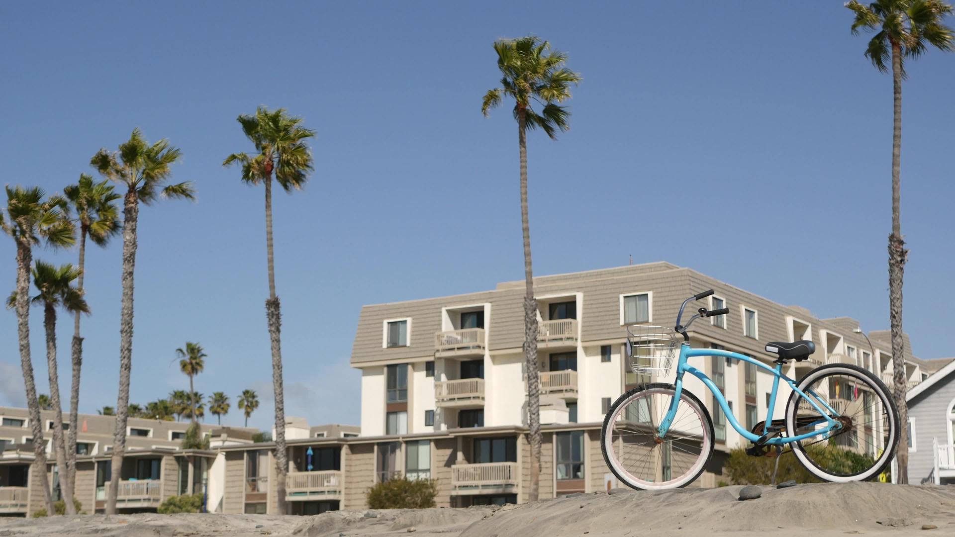 夏季房屋和棕榈树在海边California海岸视频的预览图