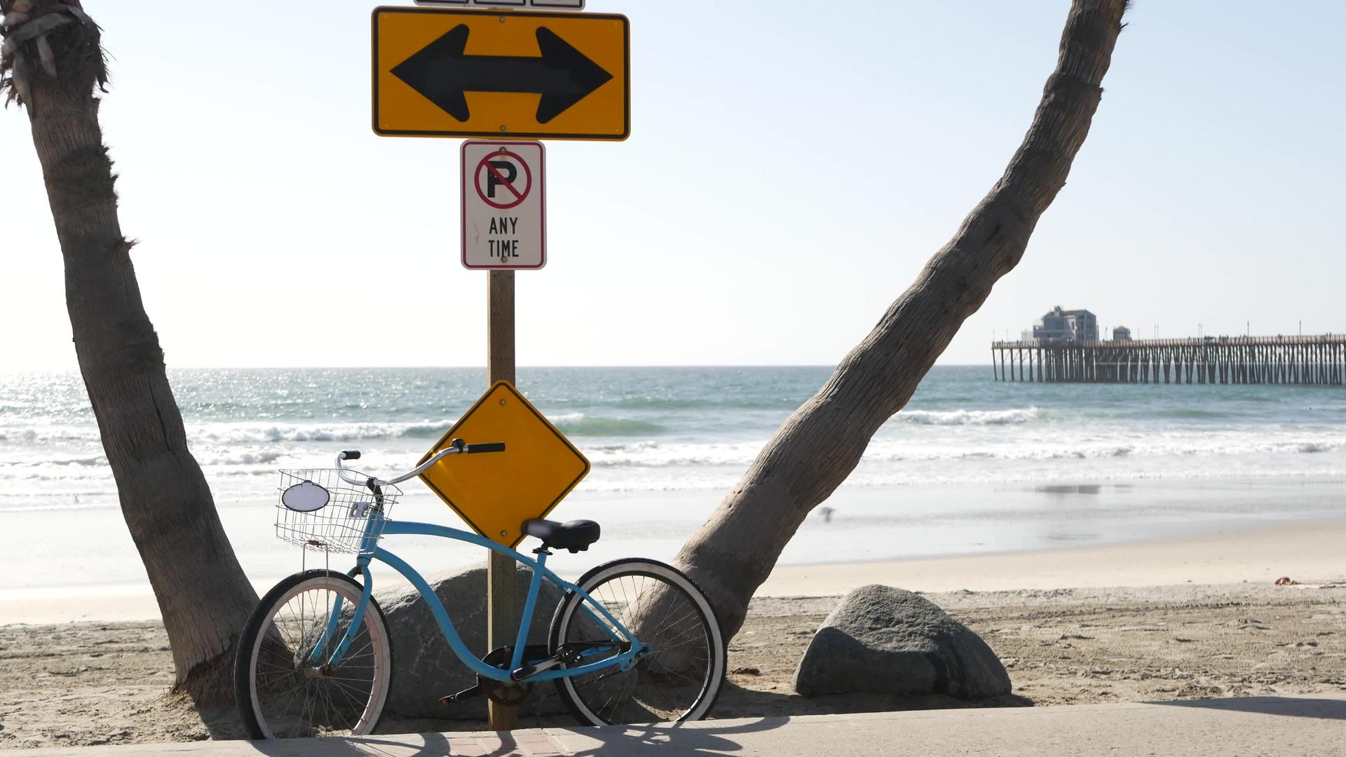 夏季周期路标海浪和码头在海上、海滩、加利福尼亚海岸视频的预览图