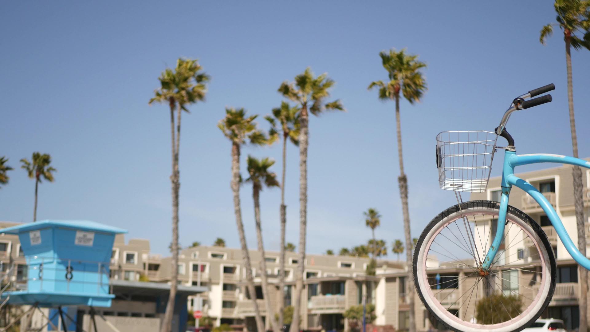 夏季房屋和棕榈树在海边California海岸视频的预览图