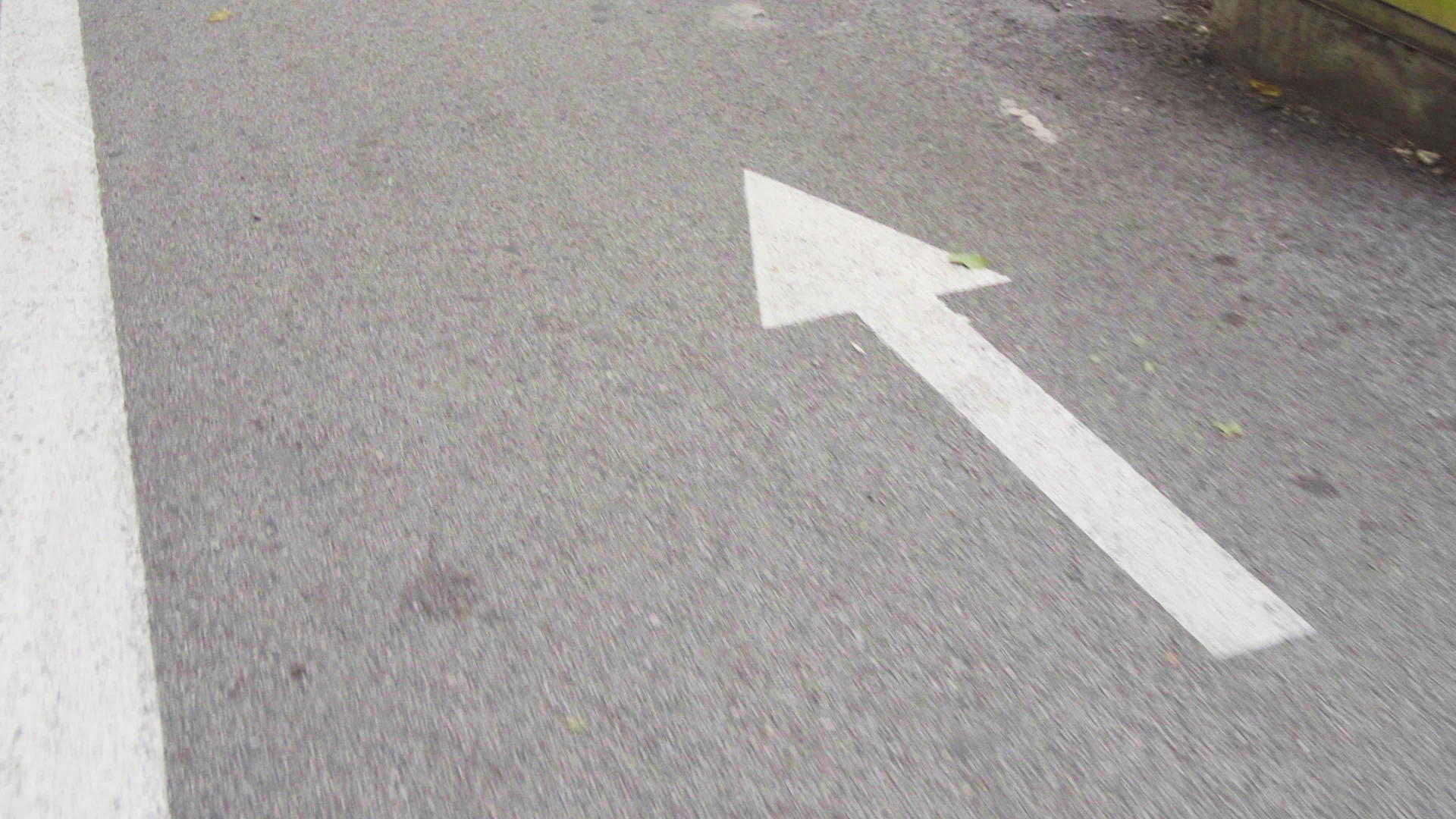 在自行车道上骑自行车在沥青路上画标志视频的预览图