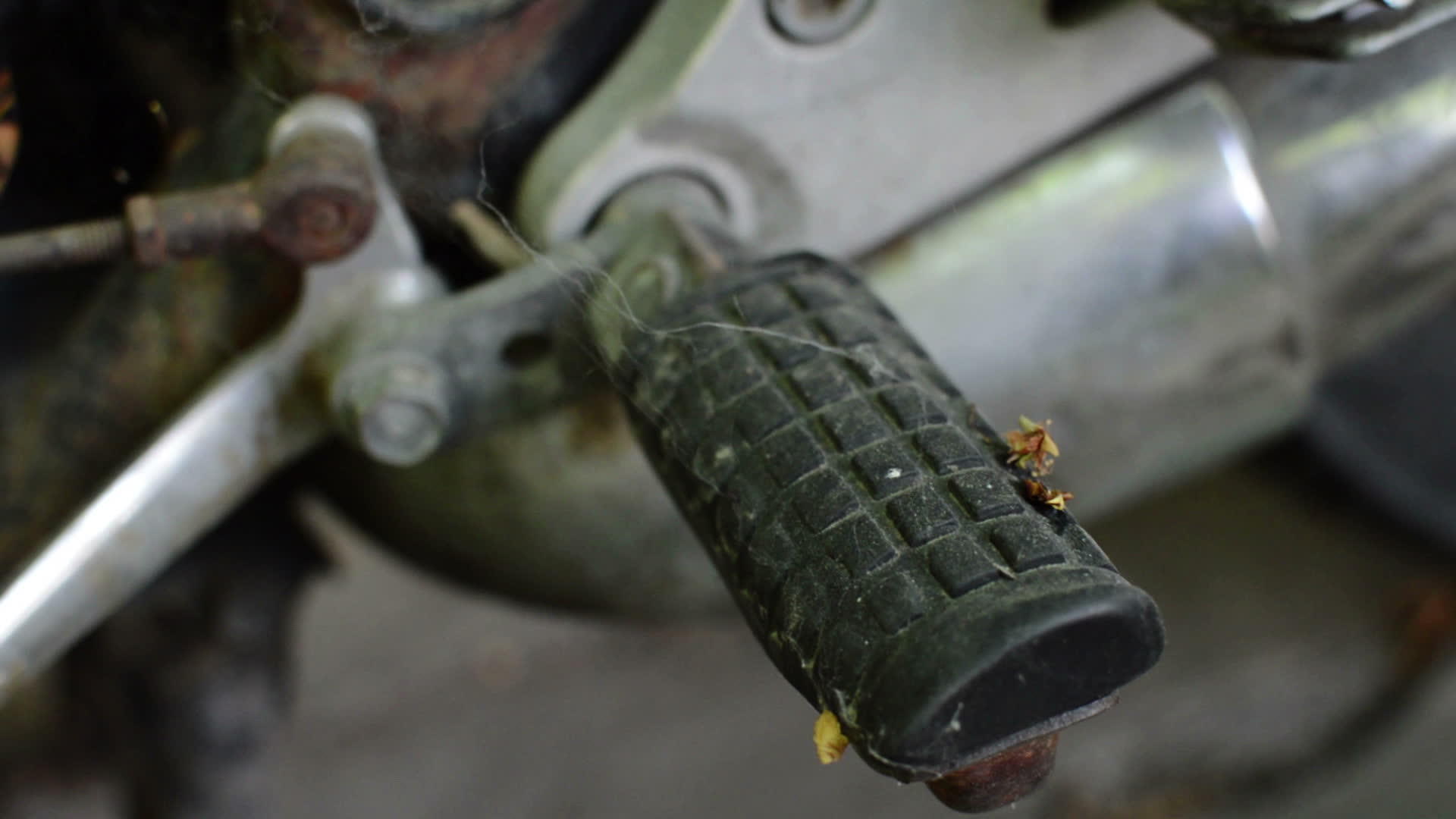 旧的和损坏的摩托车视频的预览图