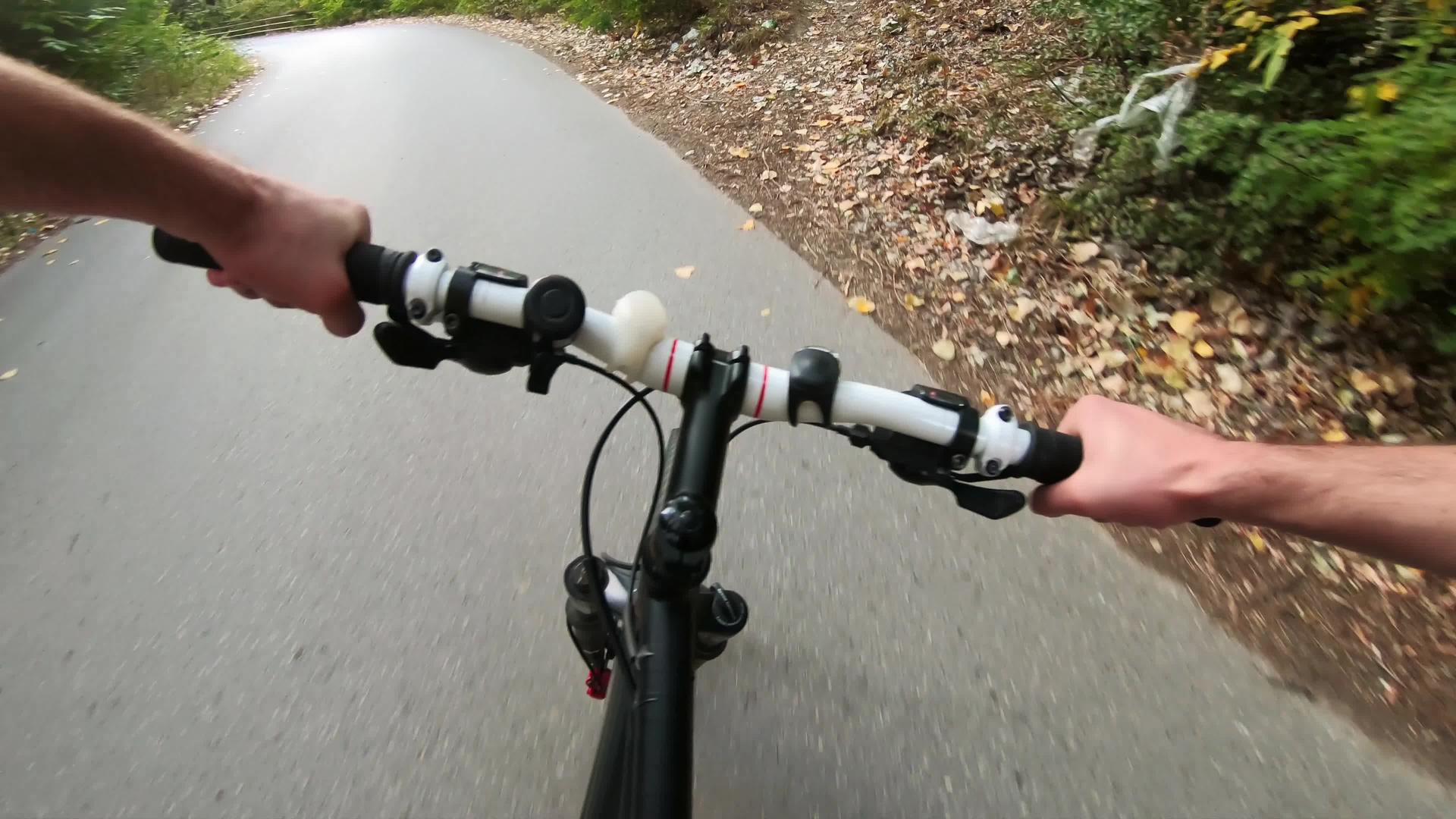 骑自行车的骑手在森林里骑自行车视频的预览图