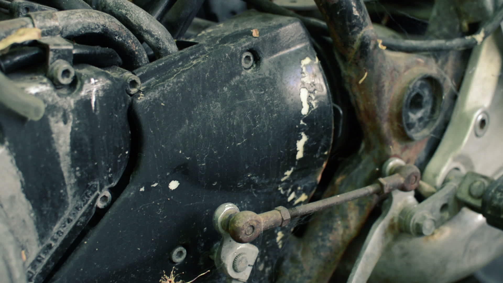 旧的和损坏的摩托车视频的预览图