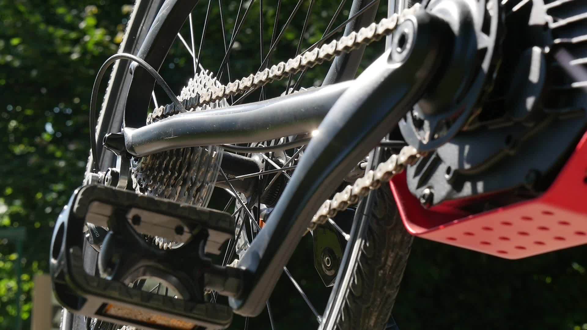 在关闭自行车的脱轨赛车的背景骑自行车的人视频的预览图