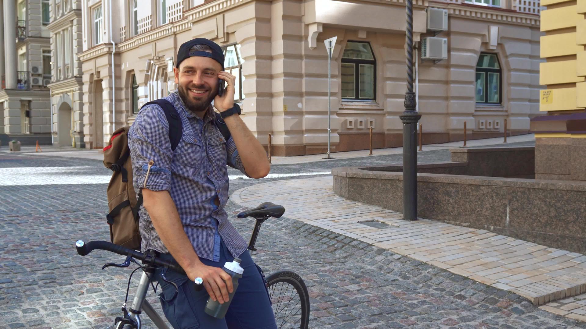 骑自行车的人在街上打电话视频的预览图