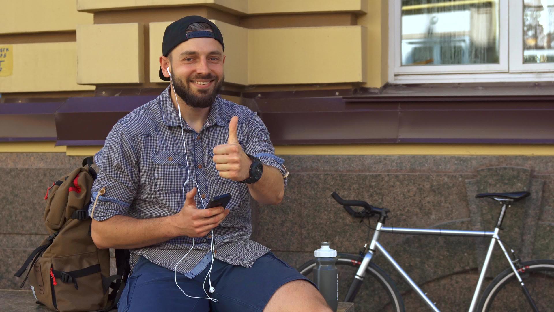 骑自行车的人在街上露出拇指视频的预览图