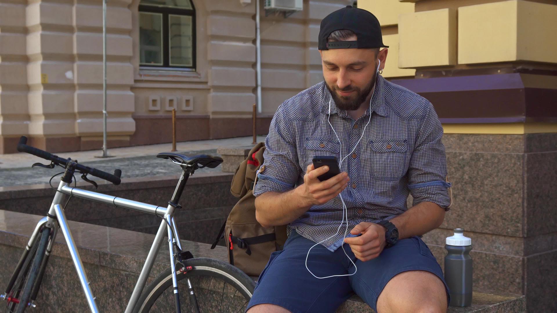 骑自行车的人在街上有视频聊天视频的预览图