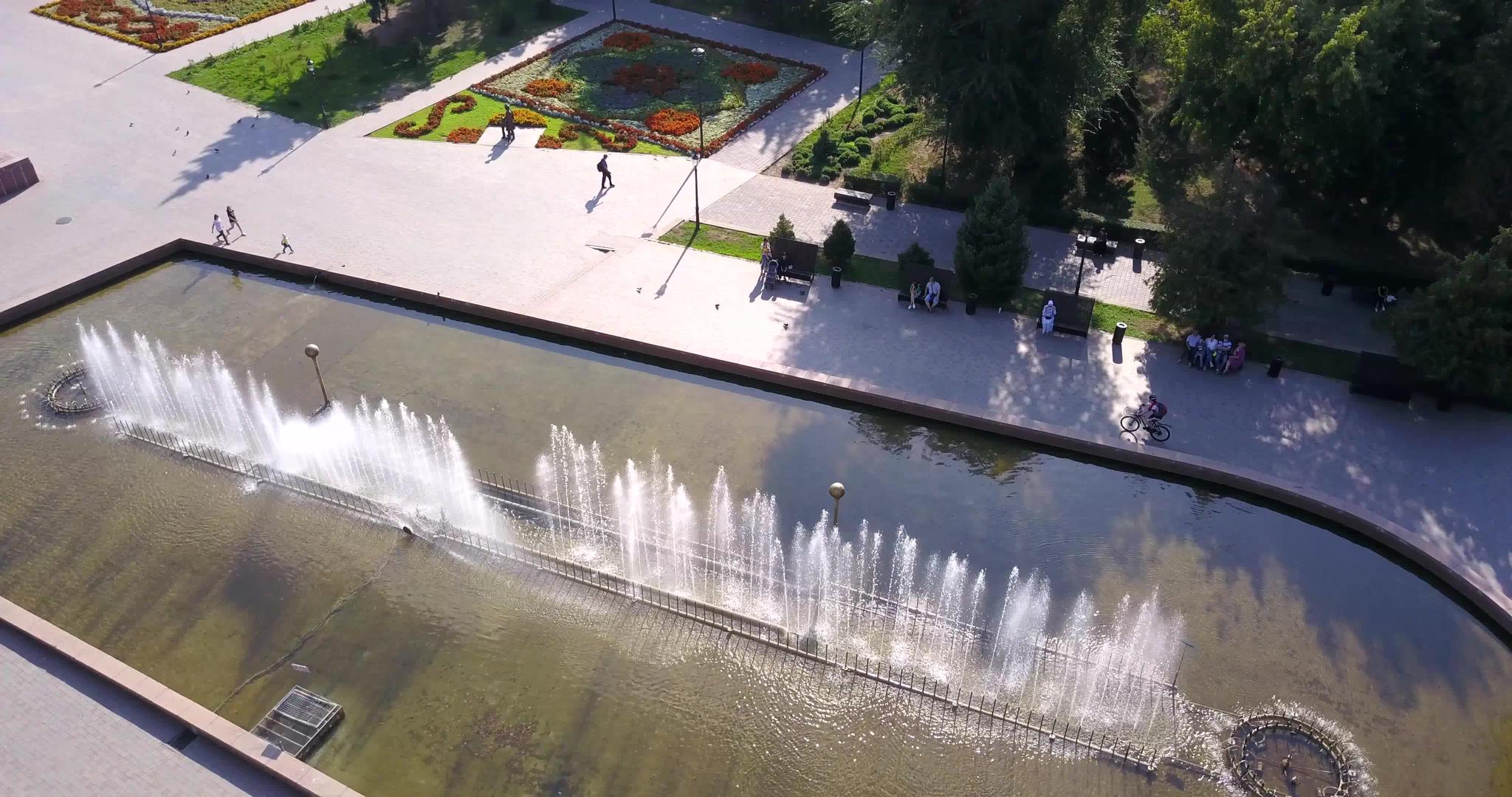 在公园里骑自行车靠近喷泉视频的预览图