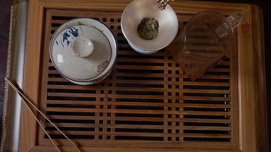 从木桌顶上的风景中喝着绿茶杯杯紧紧握手视频的预览图