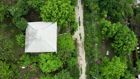 上下风景在农村住宅区上空飞行视频的预览图