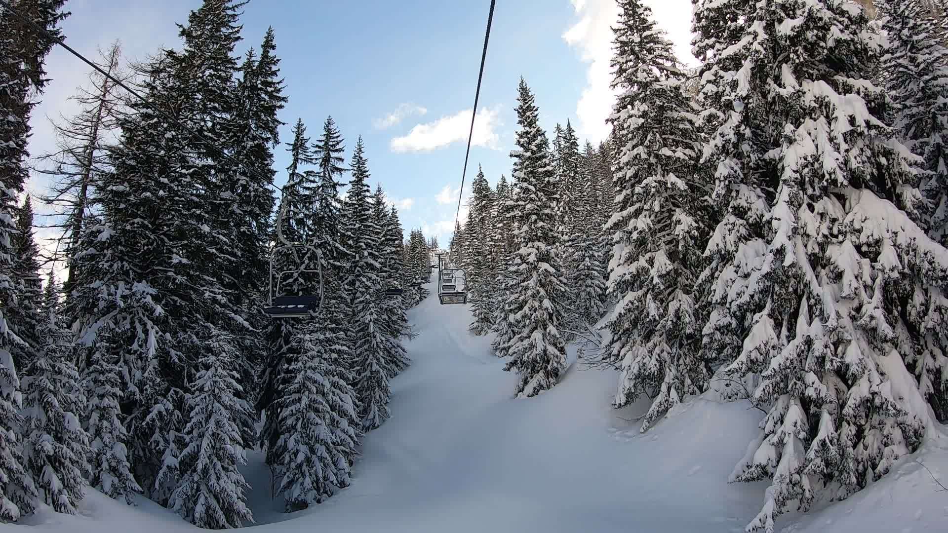 由于缺乏旅游高山滑雪场的滑雪缆车仍然空无一人——视频的预览图