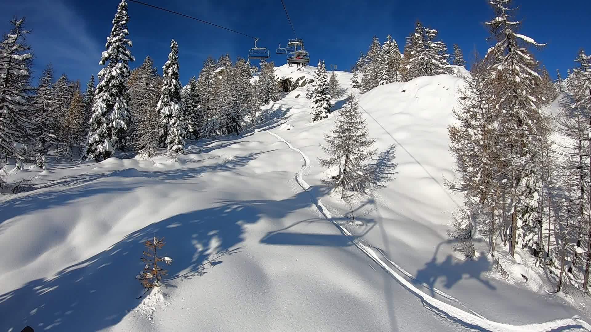 冬季假期期间在阿尔卑斯山滑雪从滑雪缆车爬到勃朗峰下方视频的预览图