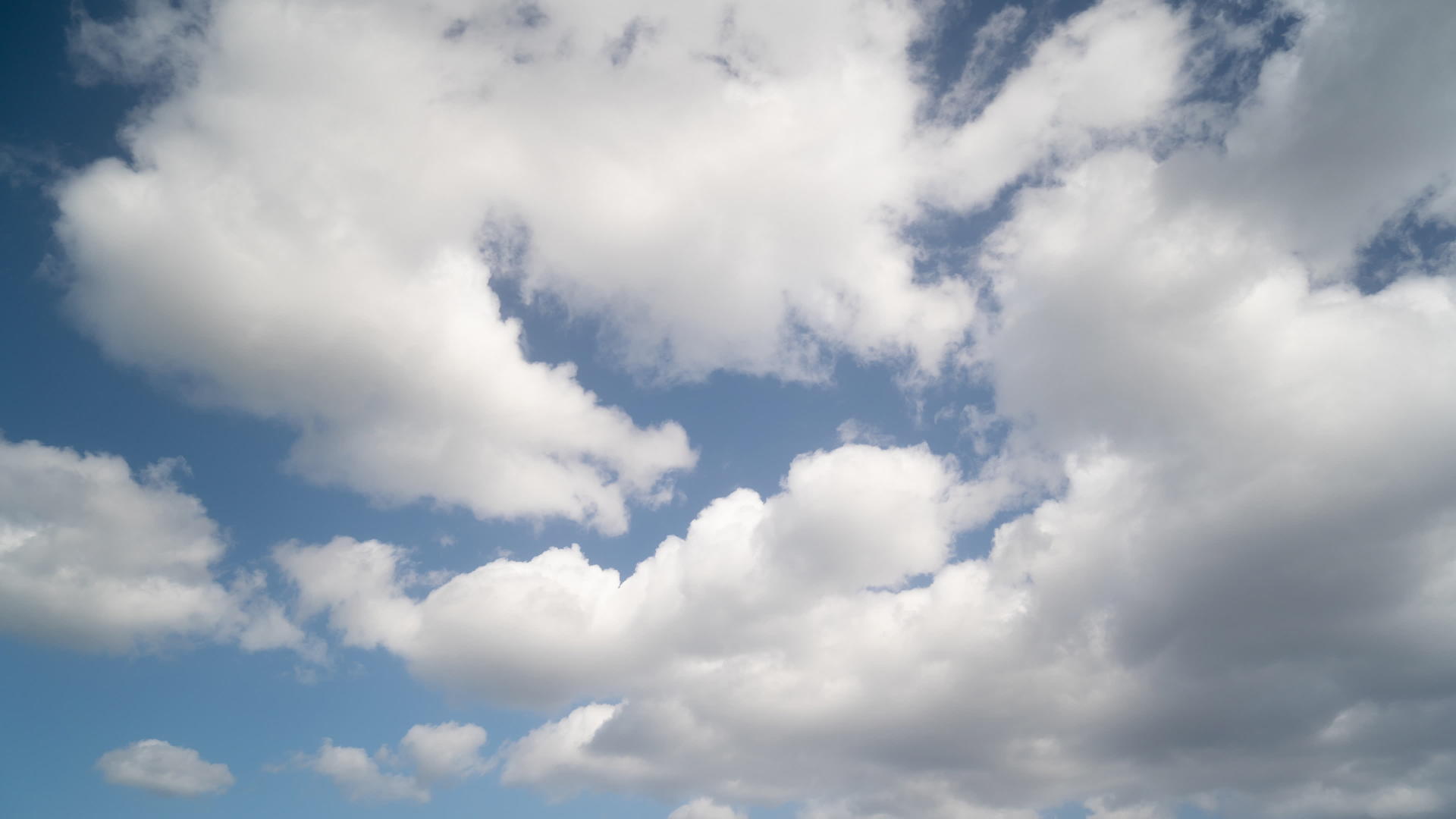 蓝色的天空从左到右飞过4公里的白云折叠无缝动画视频的预览图