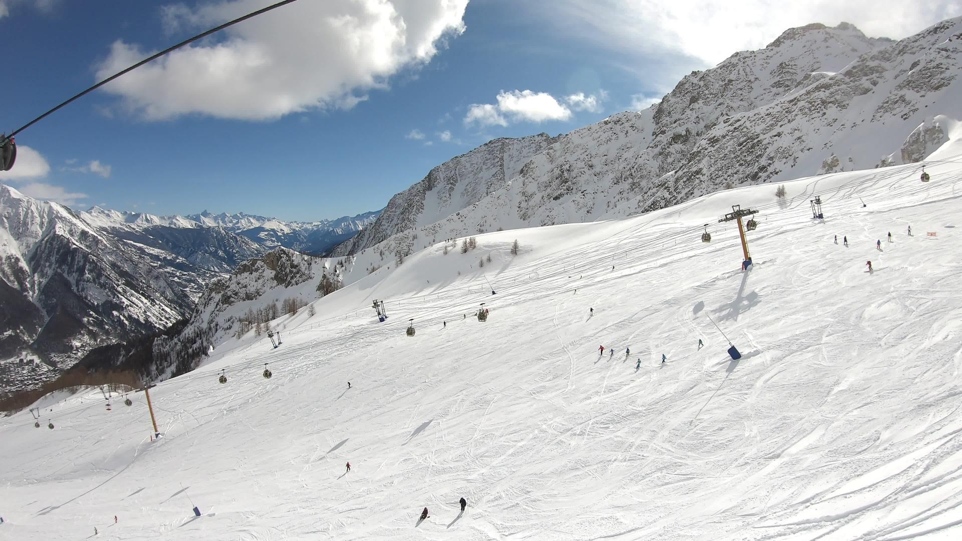 高山山脉滑雪假期侧视从椅子到滑雪坡顶部视频的预览图