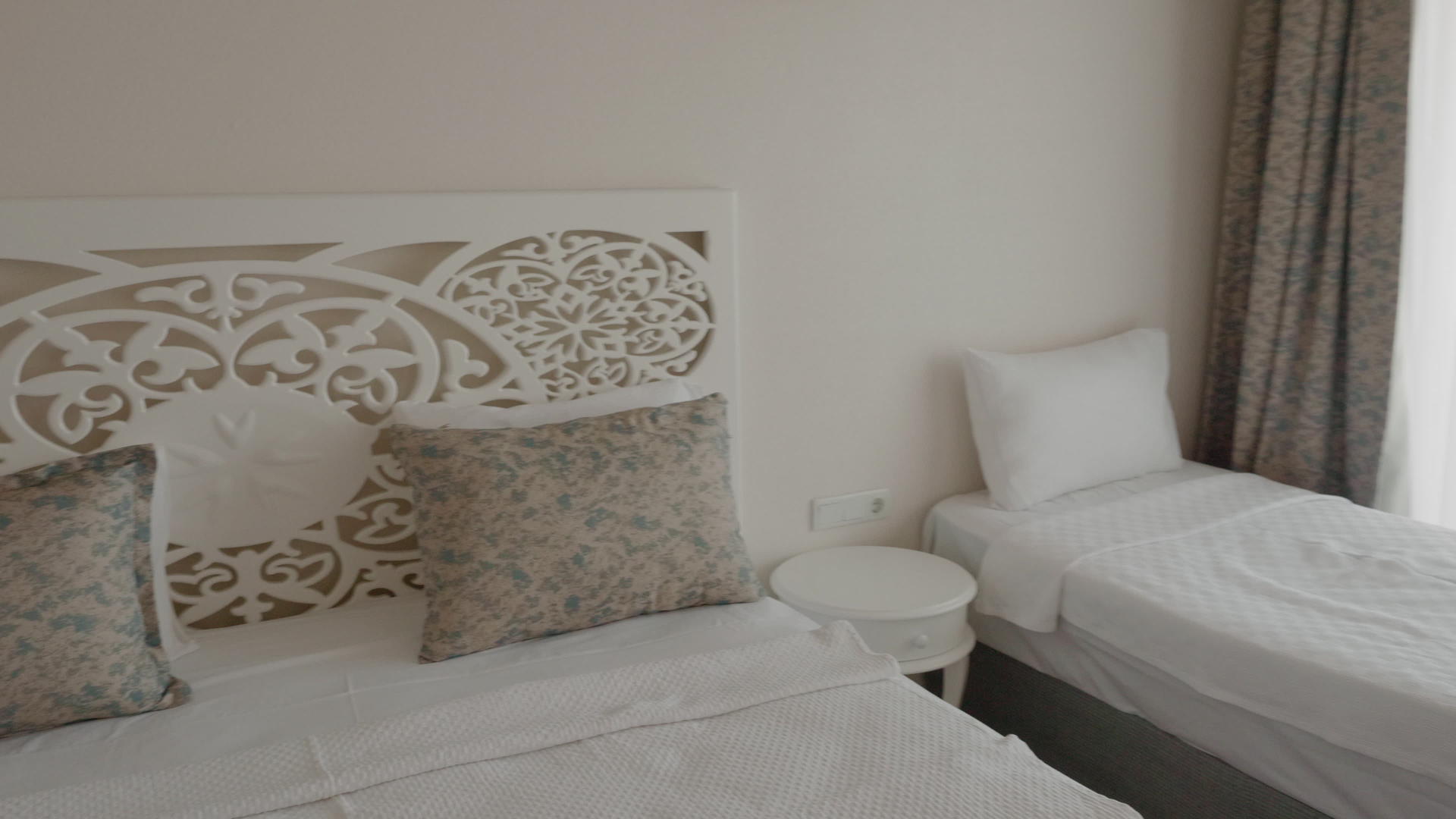 在度假酒店舒适的卧室里有两间舒适的三人床酒店卧室视频的预览图
