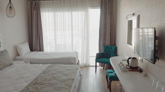 舒适的卧室配有舒适的床和豪华度假村的家具视频的预览图