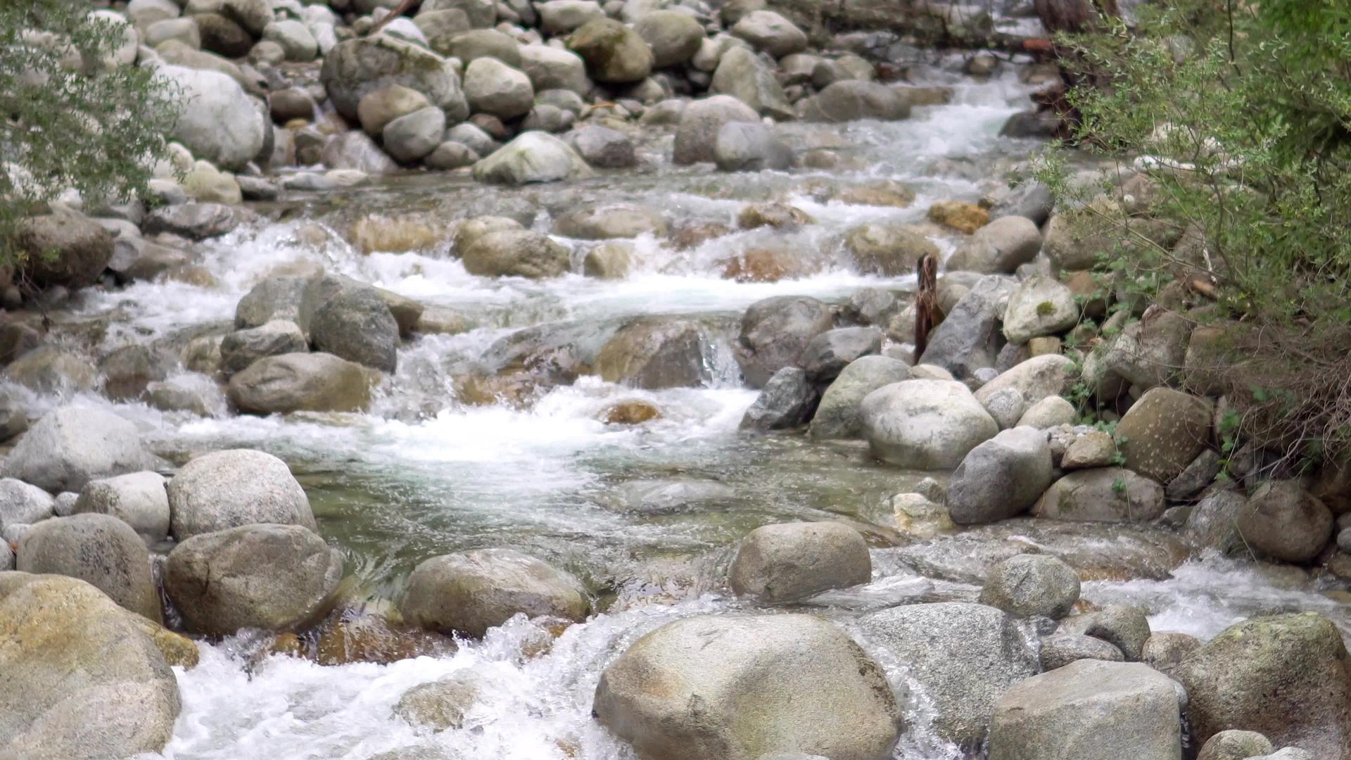 在这美丽的山瀑中岩石上的水级连接着视频的预览图