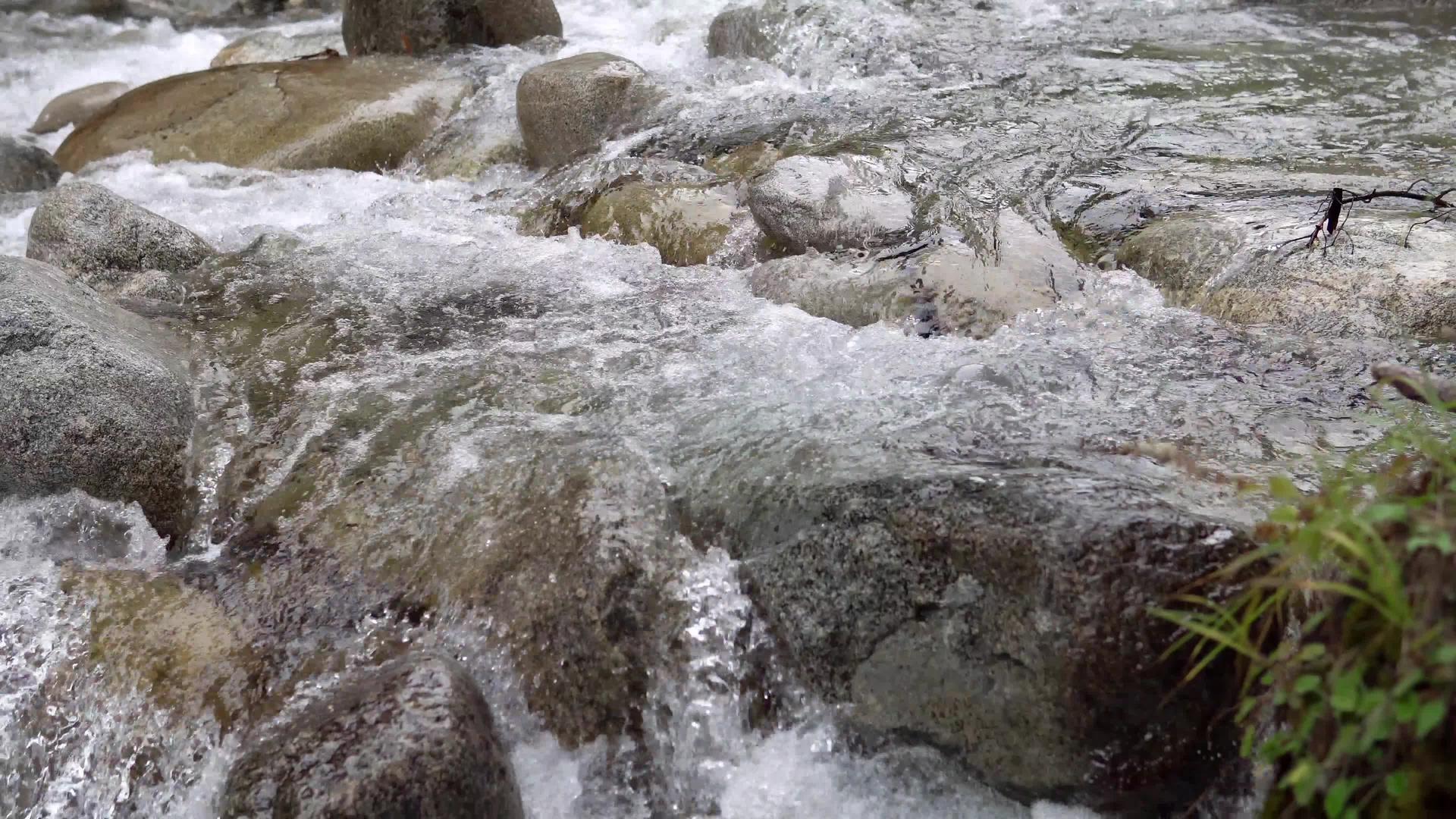 在这美丽的山瀑中岩石上的水级连接着视频的预览图