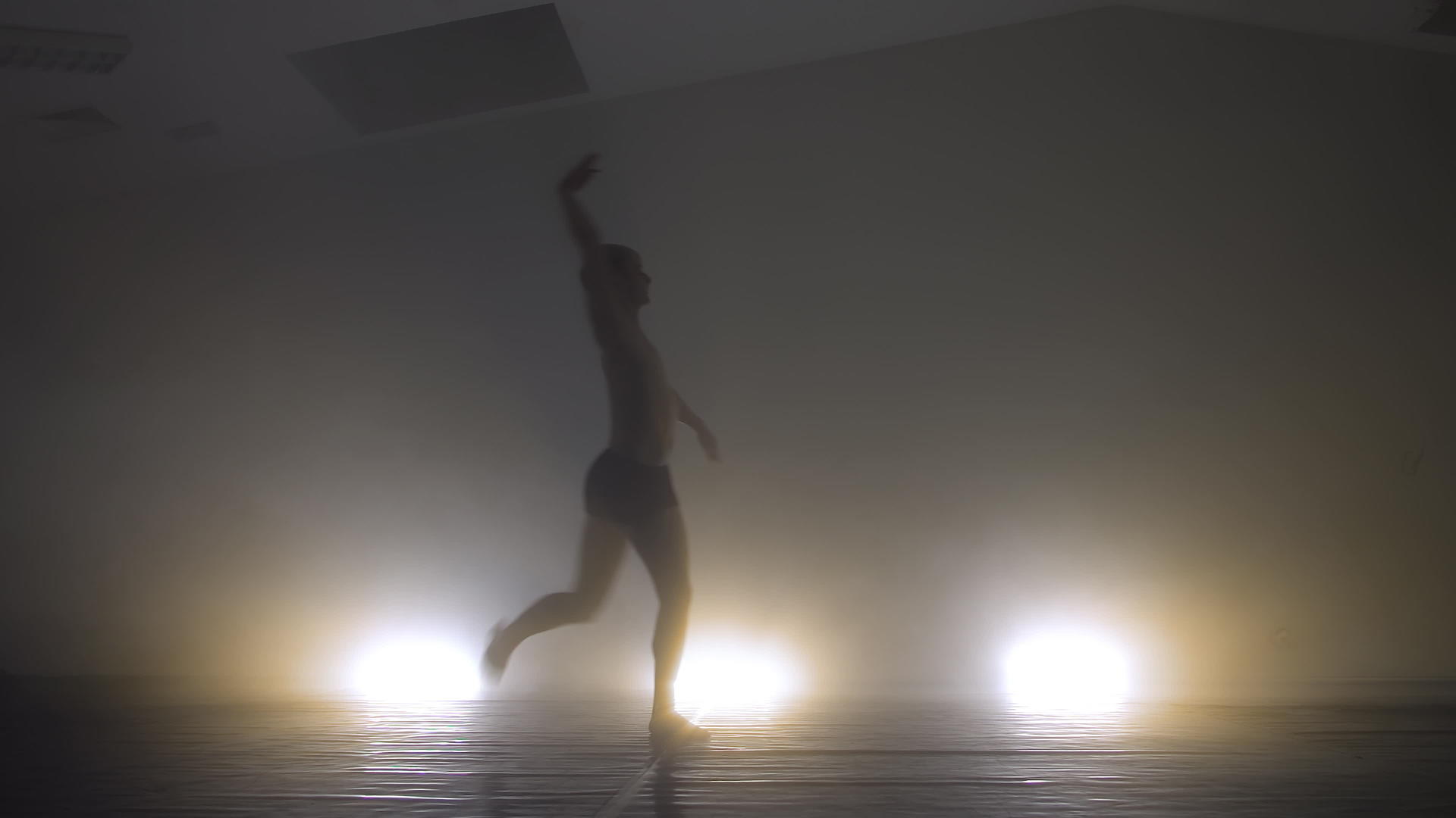 现代女舞者在黑暗工作室的背光和浓烟视频的预览图