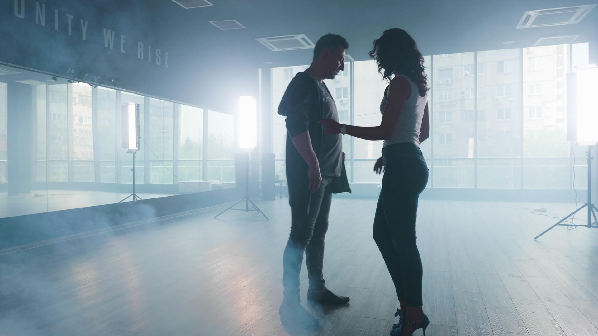 舞蹈伴表演情感动作视频的预览图