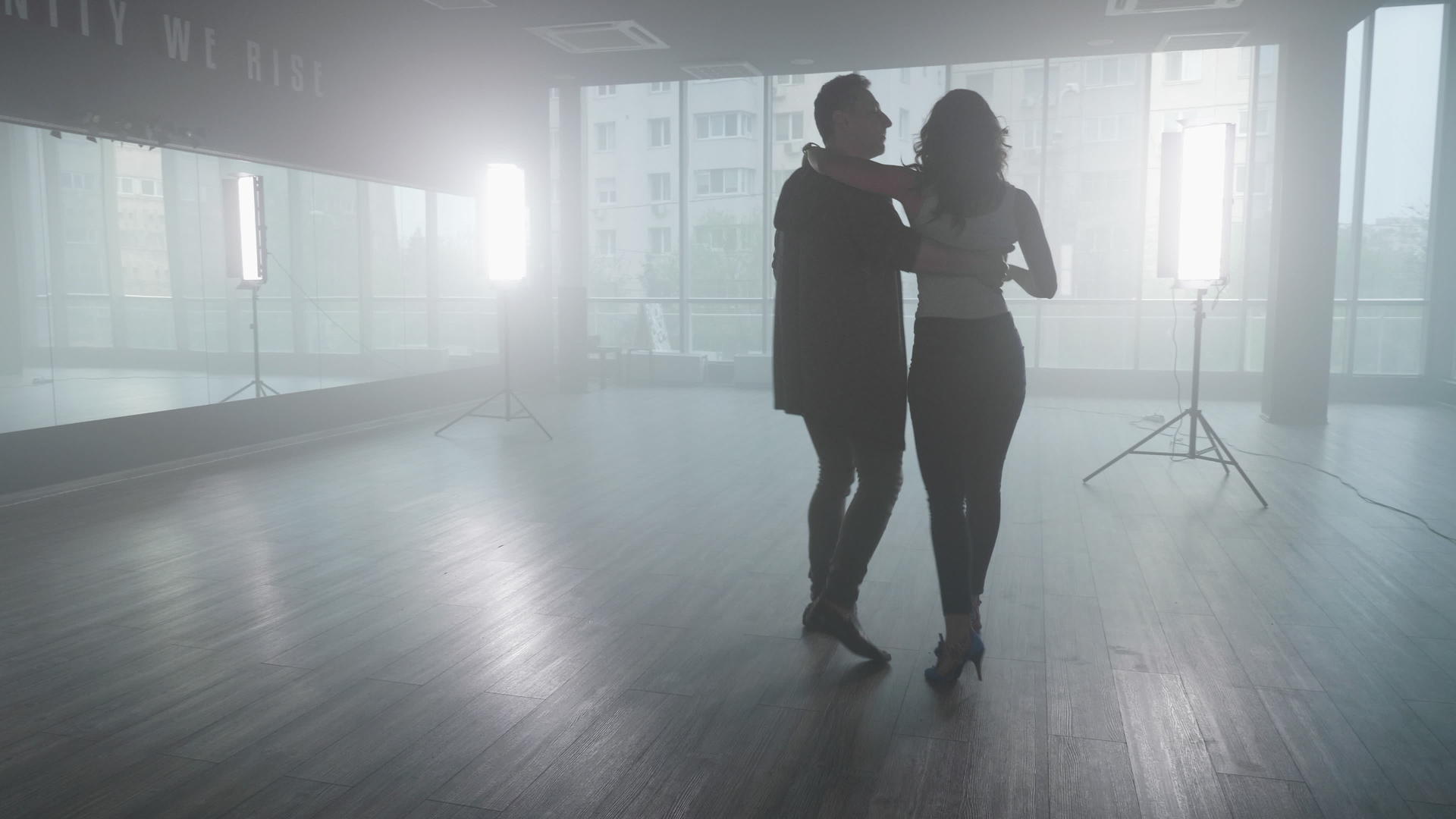 英俊的男人和女朋友在舞蹈室里跳舞视频的预览图