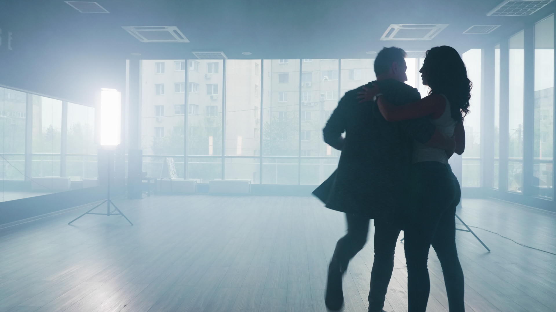 舞伴在一个大型演播室里跳舞Kizomba舞蹈视频的预览图