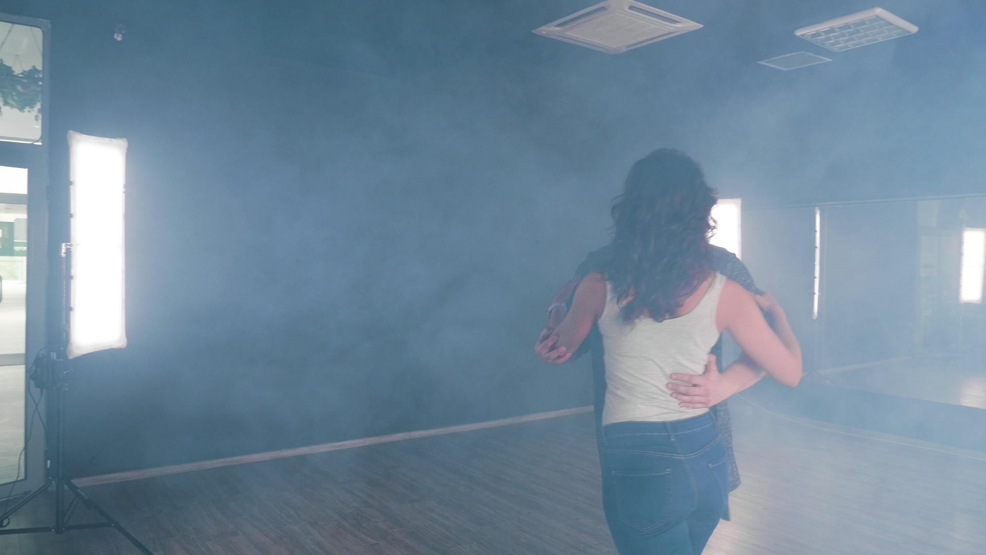 激情的情侣在舞蹈工作室跳烟舞视频的预览图