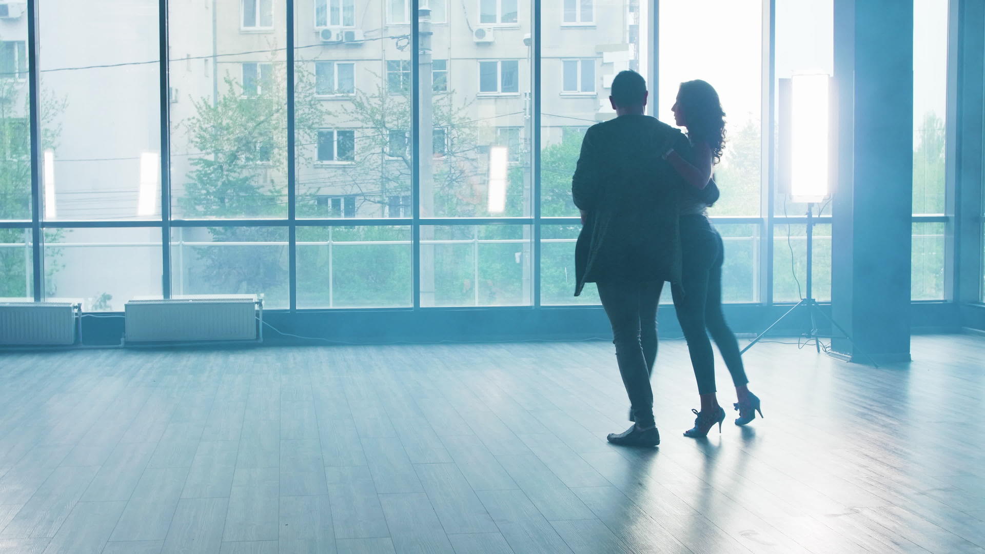 年轻情侣在工作室用烟激情地跳舞视频的预览图
