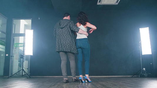 年轻性感的舞蹈伴侣执行新的动作视频的预览图